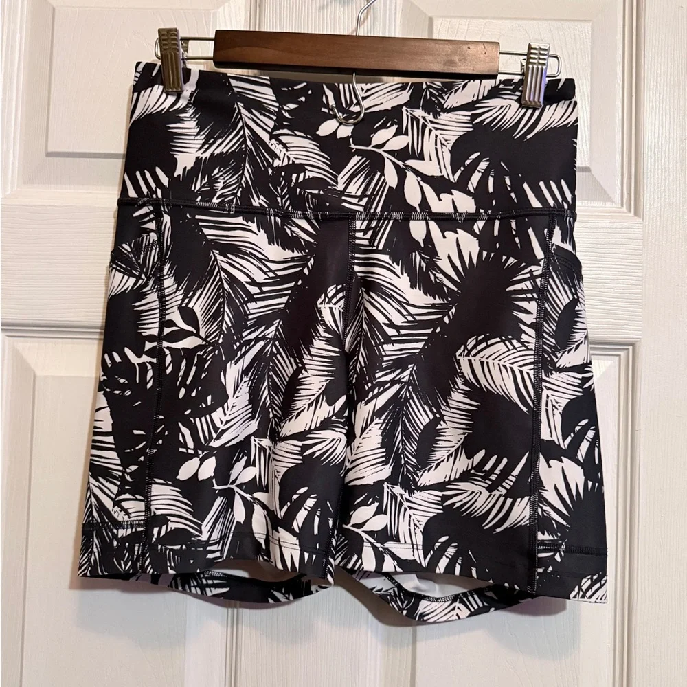 Old Navy Active PowerSoft Palm Print Biker Shorts - Picture 1 of 5